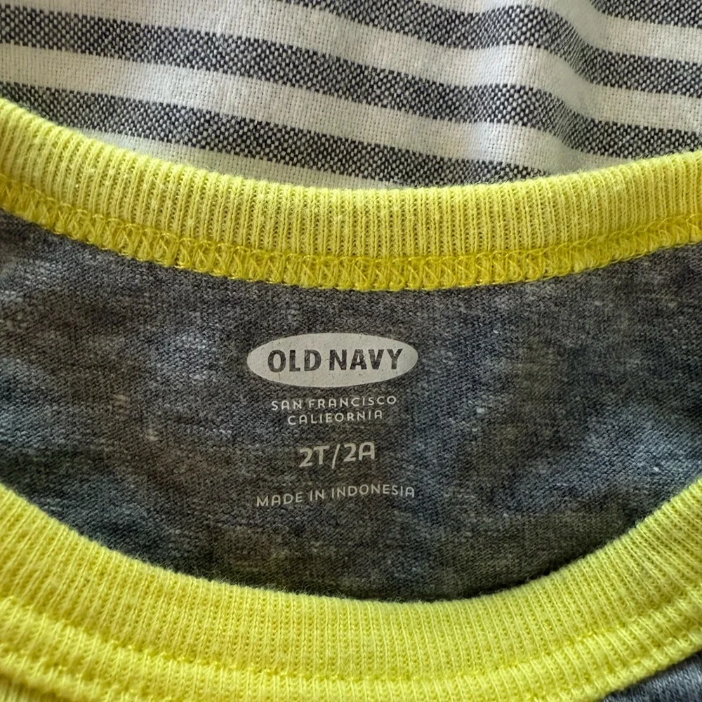 Long sleeve shirts 2T - Picture 6 of 8